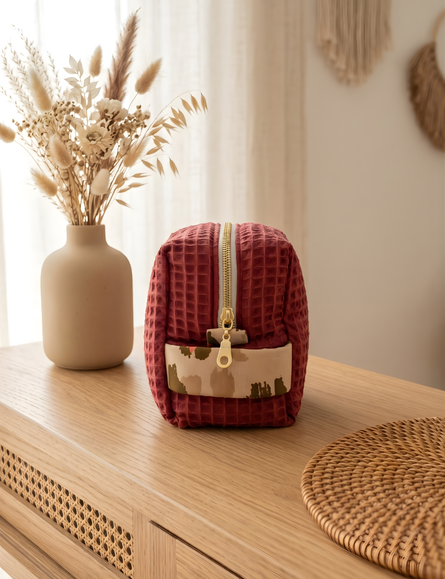 Ludyes - Trousse cocon en en nid d’abeille lie de vin, doublure et anse en graou rose et beige - M